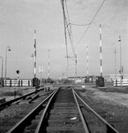 857682 Gezicht op de spoorlijn te Waddinxveen, met de spoorwegovergang in de Kerkweg-West.
